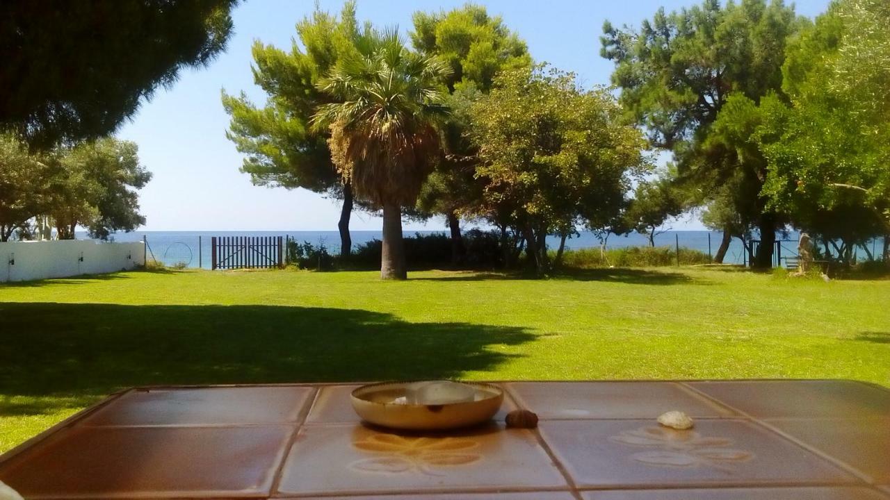 Seafront Villa Joan Nea Skioni Exterior photo