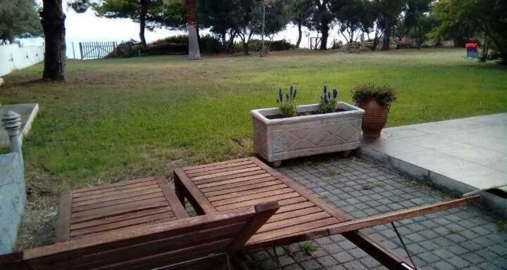 Seafront Villa Joan Nea Skioni Exterior photo