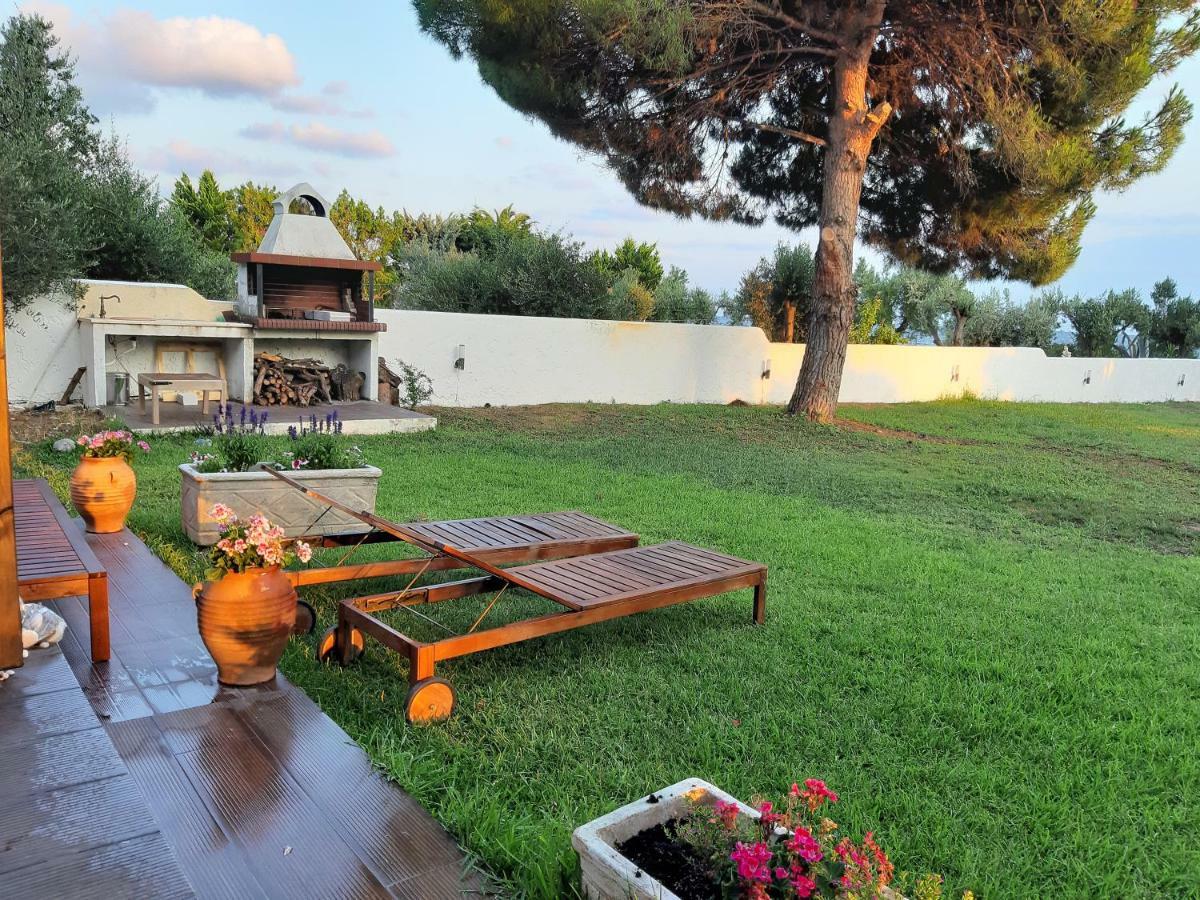 Seafront Villa Joan Nea Skioni Exterior photo